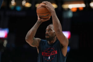 Kawhi Leonard returns to Toronto as Raptors and Clippers complete long-awaited deal