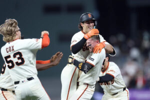 Giants down Cardinals with walk-off infield single