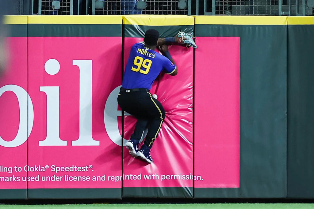 Mariners’ Lazaro Montes: leaves game with hip injury Mariners’ Lazaro Montes: leaves game with hip injury