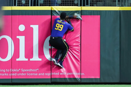 Mariners’ Lazaro Montes: leaves game with hip injury Mariners’ Lazaro Montes: leaves game with hip injury