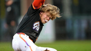 Giants run selves out of rallies, fall to Twins, 3-2 Giants run selves out of rallies, fall to Twins, 3-2
