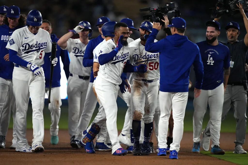 Teoscar Hernández’s walk-off double sends Cardinals flying away