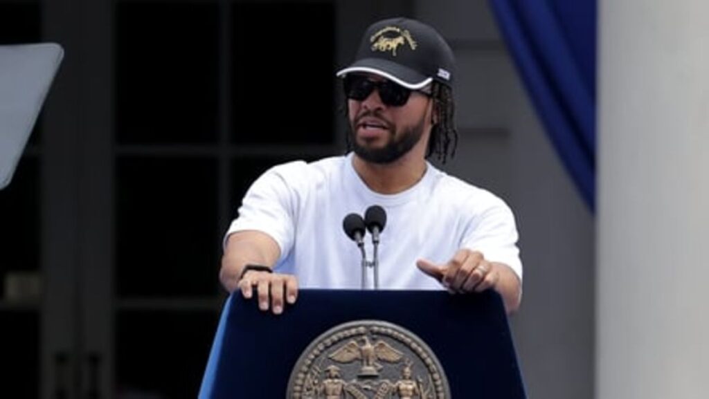 Jalen Brunson brings Knicks teammates on stage during ‘Saturday Night Live’ monologue Jalen Brunson brings Knicks teammates on stage during ‘Saturday Night Live’ monologue