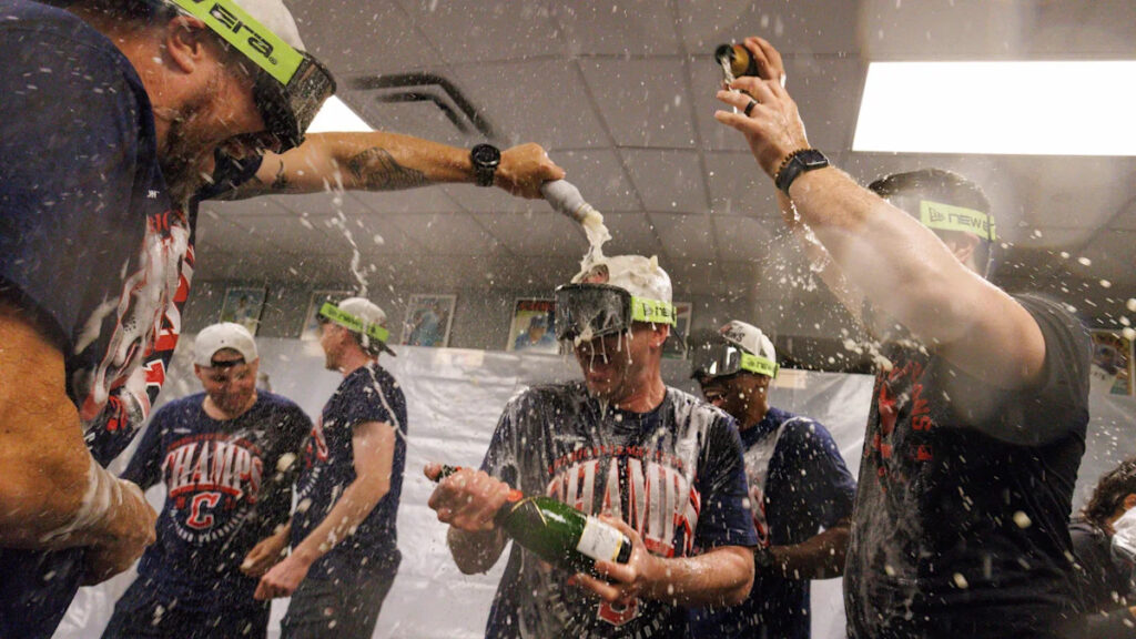 Which MLB teams have first-round byes into the division series?