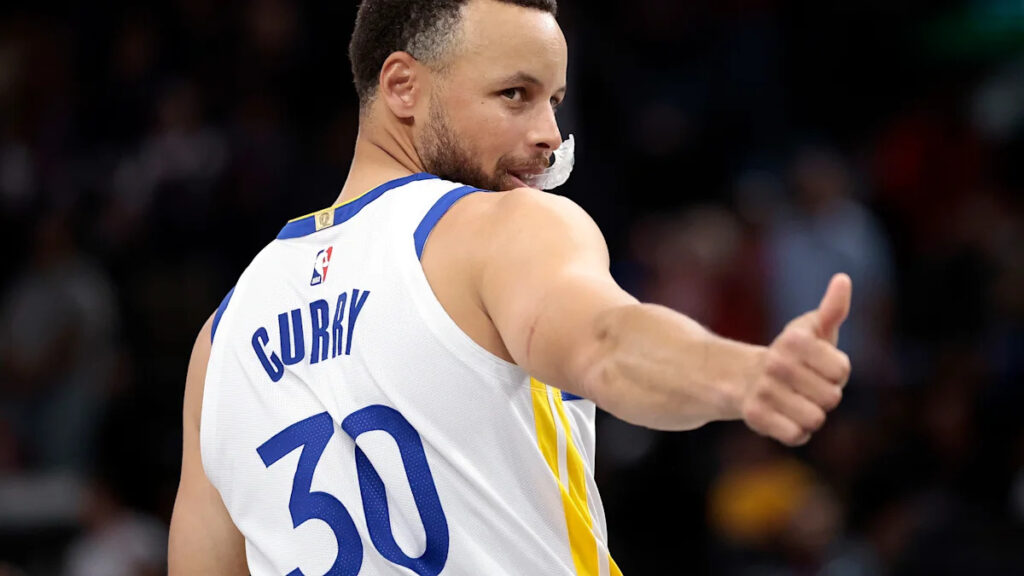 Stephen Curry signs 2-year, 6 million extension to stay in Golden State Stephen Curry signs 2-year, 6 million extension to stay in Golden State