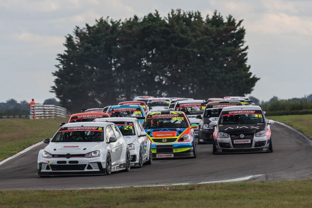 Packer and Parkin win mammoth Snetterton Roadsports races